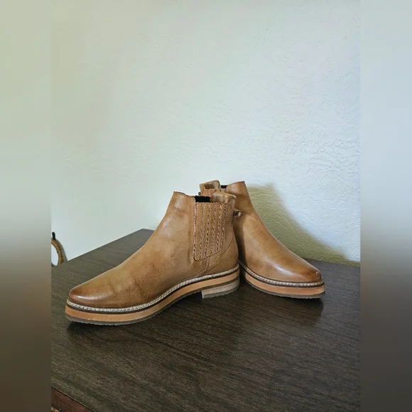 Roolee Women's Tan Leather Chelsea Boots - Picture 5 of 8